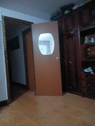 Puerta de madera con espejo ovalado