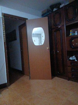 Puerta de madera con espejo ovalado