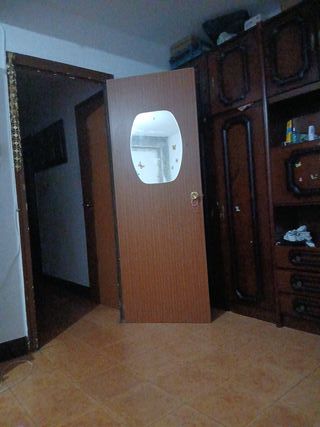 Puerta de madera con espejo ovalado