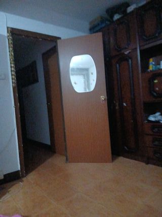 Puerta de madera con espejo ovalado