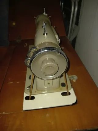 Máquina de coser Alfa antigua
