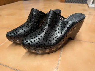 Tacchi Alaïa neri con plateau