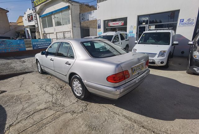 Mercedes-Benz Clase E 300d - 136cv