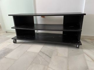 Mesa TV negra con ruedas