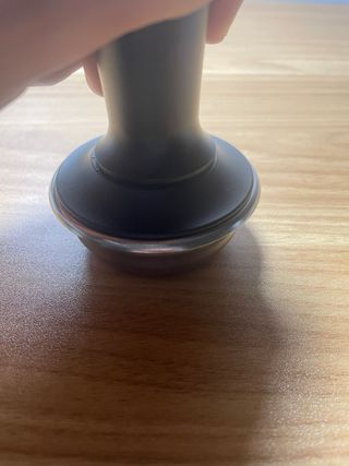 Tamper Café 58mm con base de regalo.