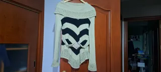 Jersey de punto beige y negro con cinturón