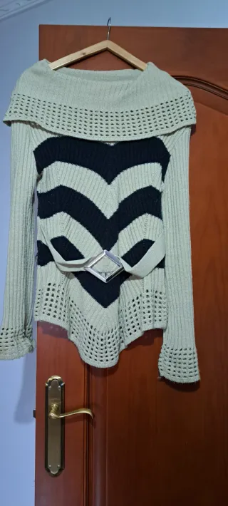 Jersey de punto beige y negro con cinturón