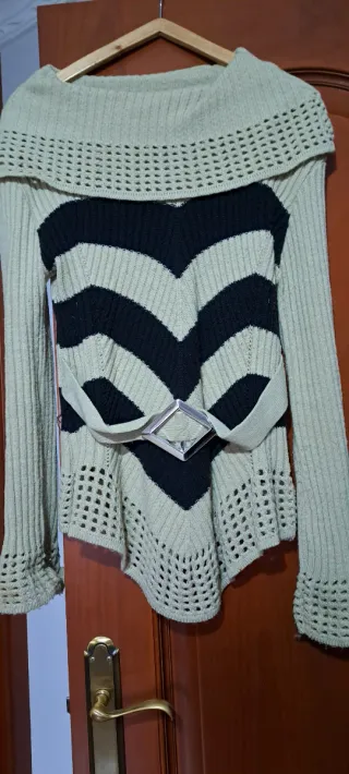 Jersey de punto beige y negro con cinturón