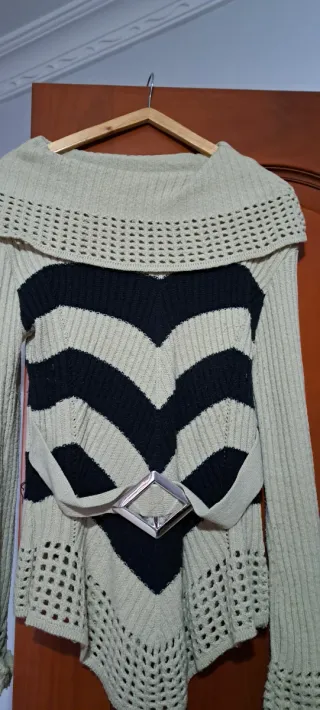 Jersey de punto beige y negro con cinturón