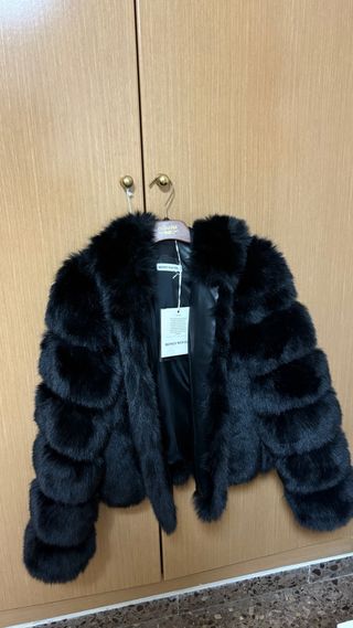 Abrigo de pelo negro