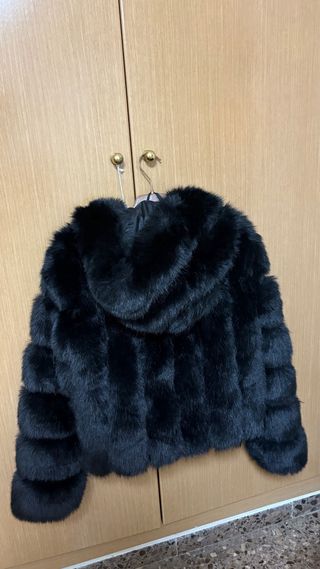 Abrigo de pelo negro