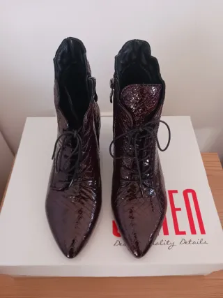 Botines en  piel color Burdeos.