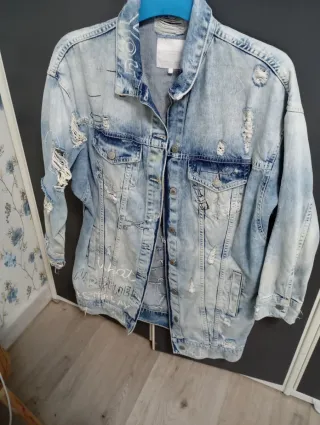 Chaqueta vaquera oversize desgastada