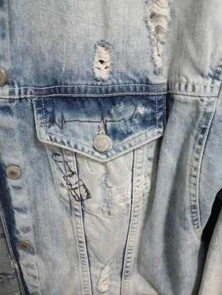 Chaqueta vaquera oversize desgastada