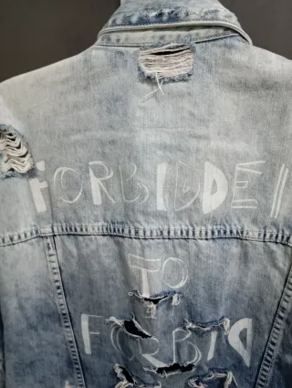 Chaqueta vaquera oversize desgastada