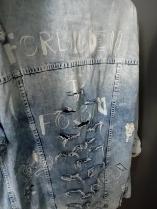 Chaqueta vaquera oversize desgastada