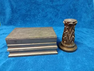 Pedestales de madera dorados