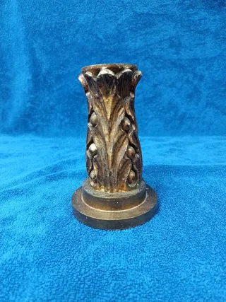 Pedestales de madera dorados