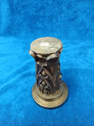 Pedestales de madera dorados