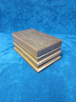 Pedestales de madera dorados