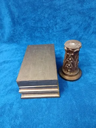 Pedestales de madera dorados