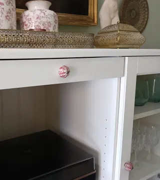 Mueble blanco y negro con puertas de cristal