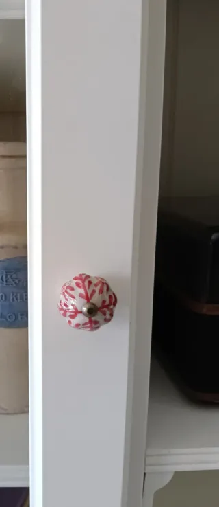 Mueble blanco y negro con puertas de cristal