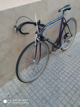 Bici carretera clásica morada Talla L