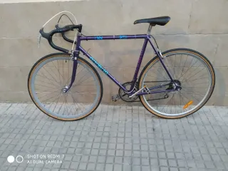 Bici carretera clásica morada Talla L