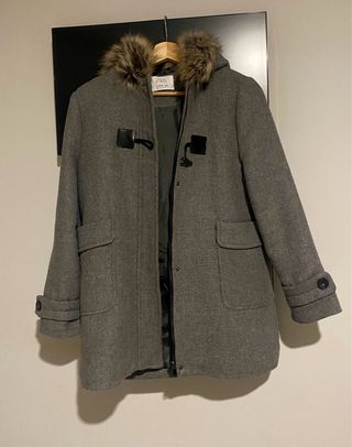 Abrigo Zara gris con capucha y pelo