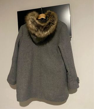 Abrigo Zara gris con capucha y pelo