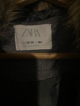 Abrigo Zara gris con capucha y pelo