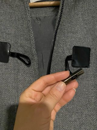 Abrigo Zara gris con capucha y pelo