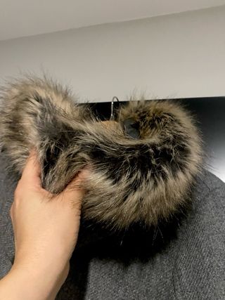 Abrigo Zara gris con capucha y pelo