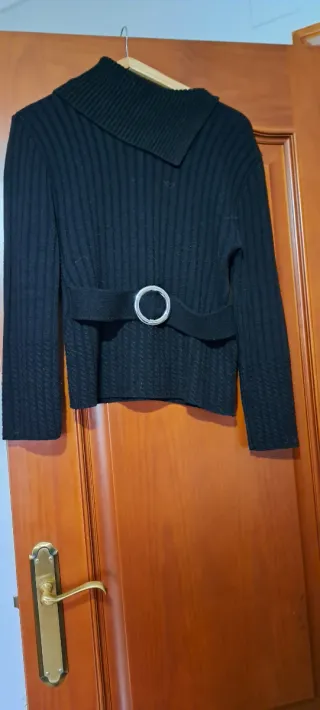 Jersey negro con cinturón