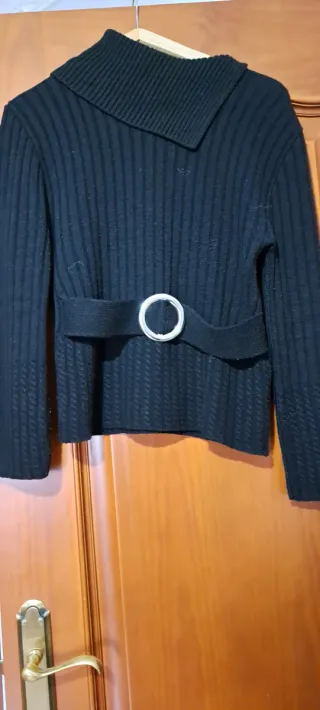 Jersey negro con cinturón