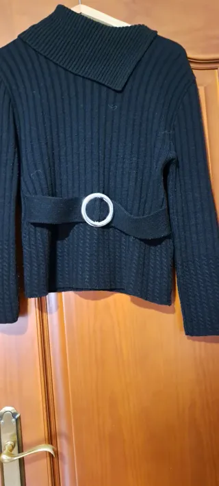 Jersey negro con cinturón