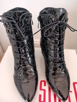 Botines negros charol cordones