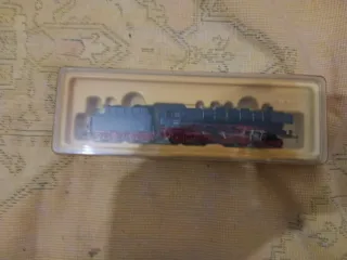 Tren miniatura en caja