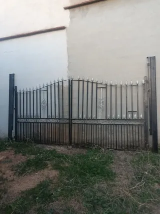 Puerta de Hierro para la entrada del terreno !
