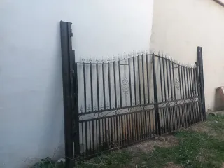 Puerta de Hierro para la entrada del terreno !