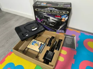 Consola Sega Mega Drive en caja