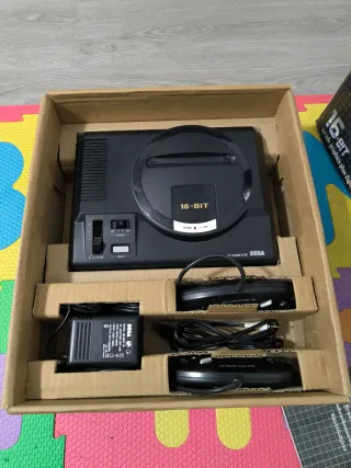 Consola Sega Mega Drive en caja