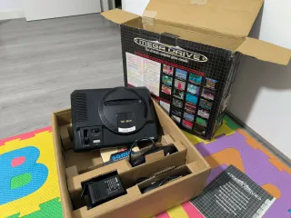 Consola Sega Mega Drive en caja