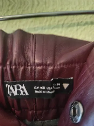 Falda efecto piel morada