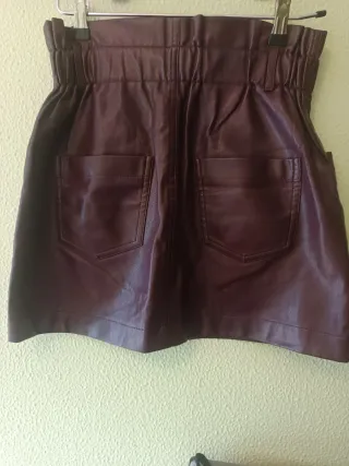 Falda efecto piel morada