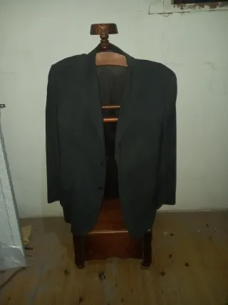 Galán de trajes de madera