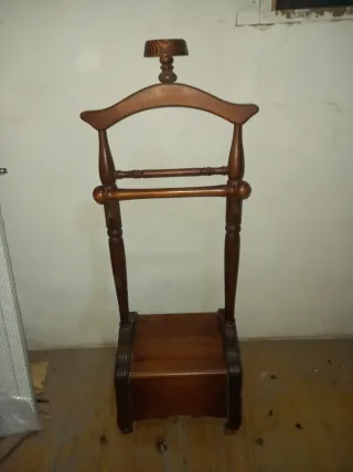 Galán de trajes de madera