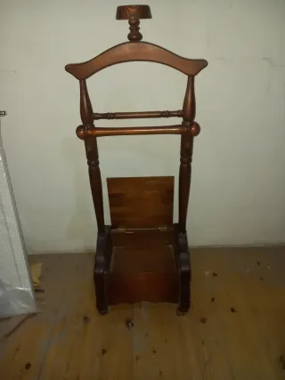 Galán de trajes de madera