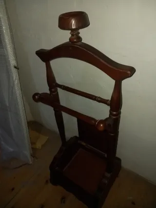 Galán de trajes de madera